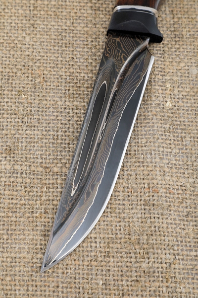 Нож Ирбис дамаск с долом ламинированный с воронением железное дерево