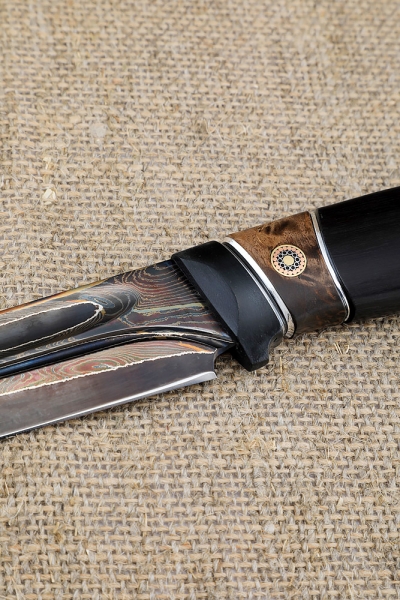 Нож Странник дамаск с долом ламинированный с воронением рукоять карбон карельская береза коричневая черный граб