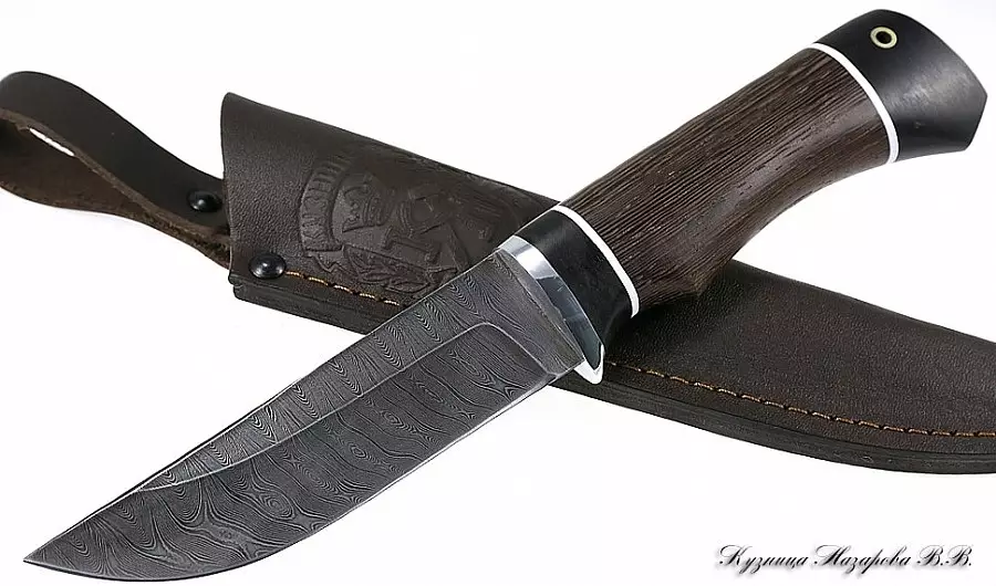 Нож «Беркут» из дамасской стали — узор на клинке, рукоять из тёмного дерева, кожаные ножны