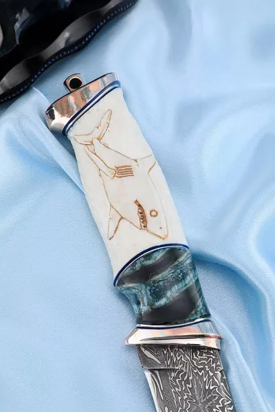 Авторская композиция Посейдон дамаск торцевой, мокуме-гане, зуб мамонта синий, бивень моржа резной на подставке