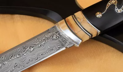 Нож Вепрь дамаск нержавеющий кость мамонта черный граб с инкрустацией на подставке
