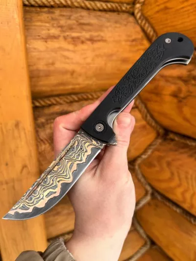 Нож складной Пчак сталь ламинированный дамаск с медью,накладки G 10 черная  с орнаментом