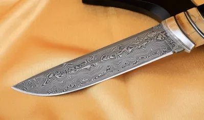 Нож Вепрь дамаск нержавеющий кость мамонта черный граб с инкрустацией на подставке