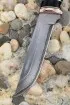 Нож Боец ламинация S 390 в крученом дамаске, мокуме-гане акрил черный, скримшоу Пират