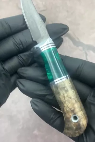 Видео: Нож Малыш-2, Х12МФ, рукоять карельская береза коричневая, акрил зеленый