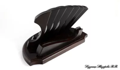 Подставка из венге с набором из 7 ножей и тяпки (95х18, черный акрил) 