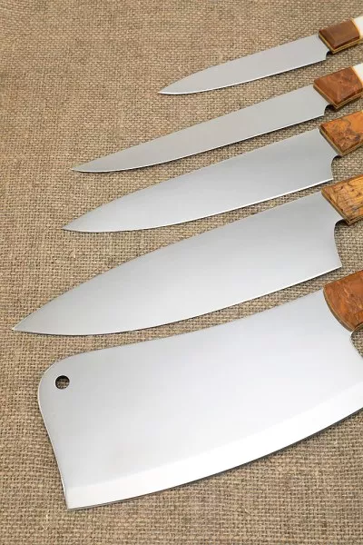Подставка из акрила с набором из 4 ножей и тяпки 95х18, G10 белая карельская береза