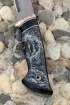 Нож Боец ламинация S 390 в крученом дамаске, мокуме-гане акрил черный, скримшоу Пират