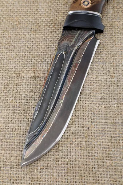 Нож Странник дамаск с долом ламинированный с воронением рукоять карбон карельская береза коричневая черный граб