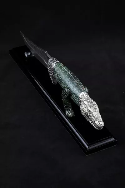 Нож Крокодил дамаск камень рукоять карельская береза резная зеленая мельхиор на подставке