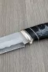 Нож Овод 2 ламинация S 390 в крученом дамаске, мокуме-гане акрил черный, скримшоу Титаник