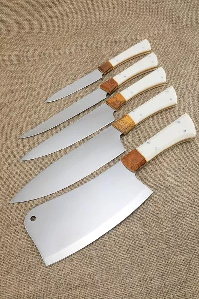 Подставка из акрила с набором из 4 ножей и тяпки 95х18, G10 белая карельская береза