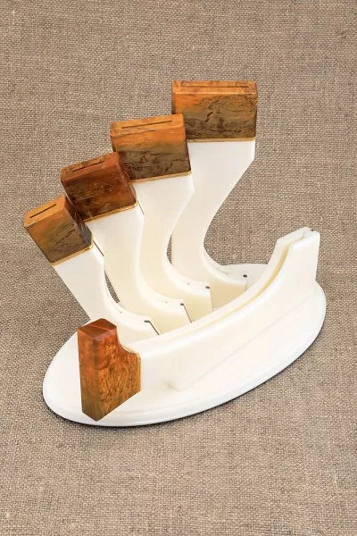 Подставка из акрила с набором из 4 ножей и тяпки 95х18, G10 белая карельская береза