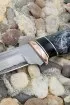 Нож Боец ламинация S 390 в крученом дамаске, мокуме-гане акрил черный, скримшоу Пират