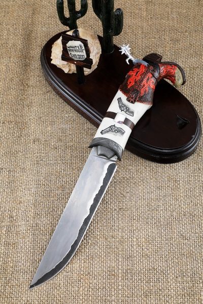 Shoe knife S 390 lamination in twisted Damascus, white carved acrylic, scrimshaw 