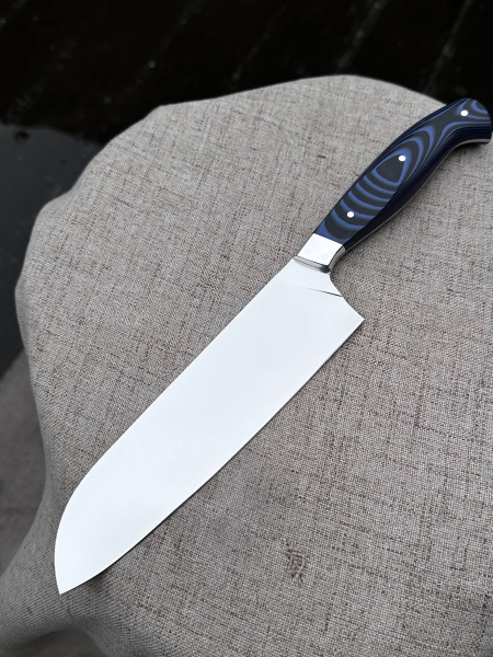 Кухонный цельнометаллический нож "Сантоку" из стали AUS-10, накладки из G10 черное и синей