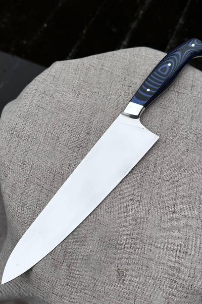 Кухонный цельнометаллический нож "Гюйто" из стали AUS-10, накладки из G10 черное и синей