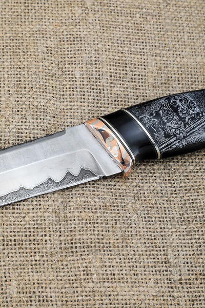 Нож Вепрь ламинация S 390 в  крученом дамаске, мокуме-гане акрил черный, скримшоу 