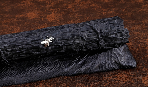 Нож Овод дамаск нержавеющий рукоять и ножны чёрный граб мокуме-гане с инкрустацией на подставке