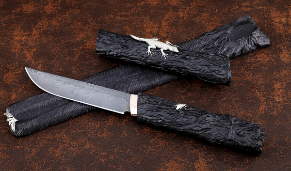 Нож Овод дамаск нержавеющий рукоять и ножны чёрный граб мокуме-гане с инкрустацией на подставке