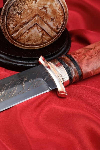 Нож Спартанец дамаск торцевой с воронением, мокуме-ганне карельская береза красная на подставке черный граб