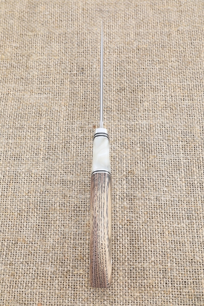 Нож Ирбис-2 Sandvik рукоять карельская береза стабилизированная коричневая акрил белый