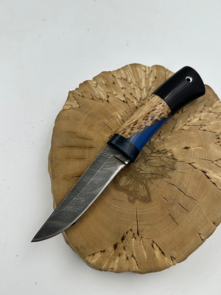 Нож &quot;Ласка&quot; сталь дамаск, рукоять гибрид карельская береза янтарь и акрил синий (распродажа) 