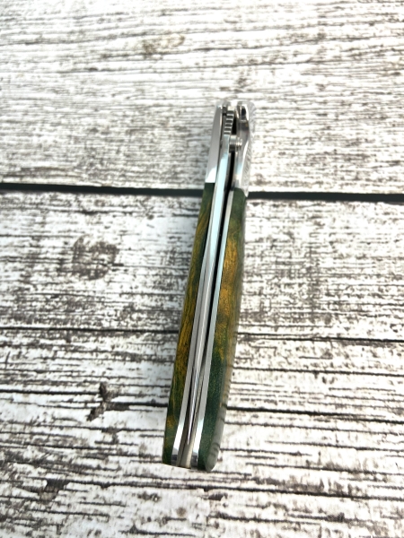 Нож складной Корвет сталь Х12МФ рукоять стабилизированная карельская береза зеленая дюраль