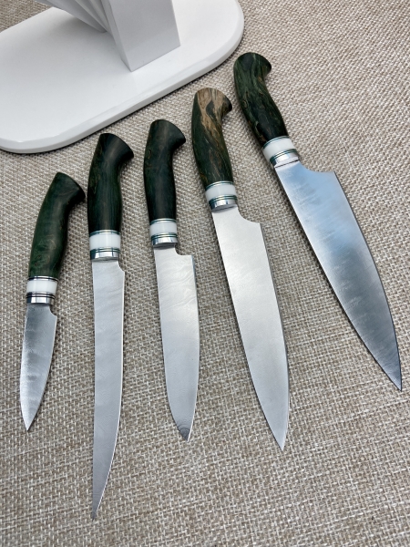 Набор из 5 ножей из дамасской стали с никелированием, на подставке из белого акрила