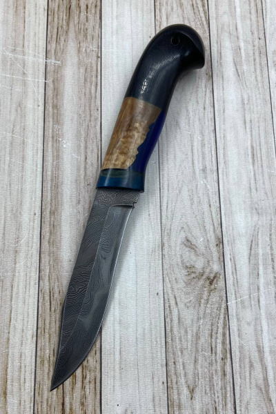 Нож "Джур" сталь дамаск, рукоять гибрид : карельская береза янтарь и акрил синий, черный граб (распродажа) 