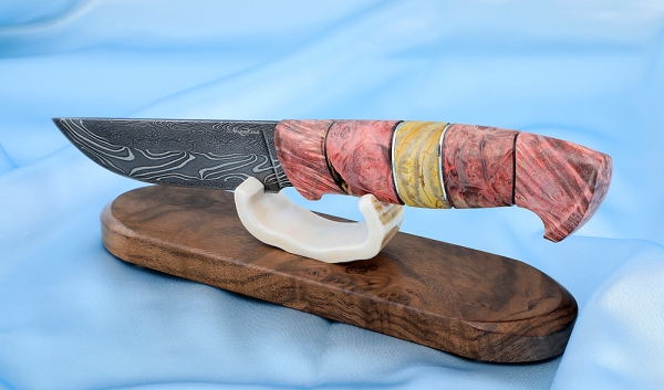 Нож Штык дамаск торцевой карельская береза красная кость мамонта на подставке