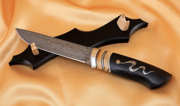 Нож Вепрь дамаск нержавеющий кость мамонта черный граб с инкрустацией на подставке