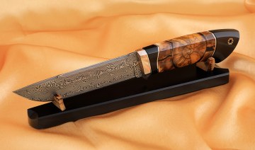 Нож Вепрь дамаск нержавеющий кость мамонта черный граб мокуме-гане на подставке
