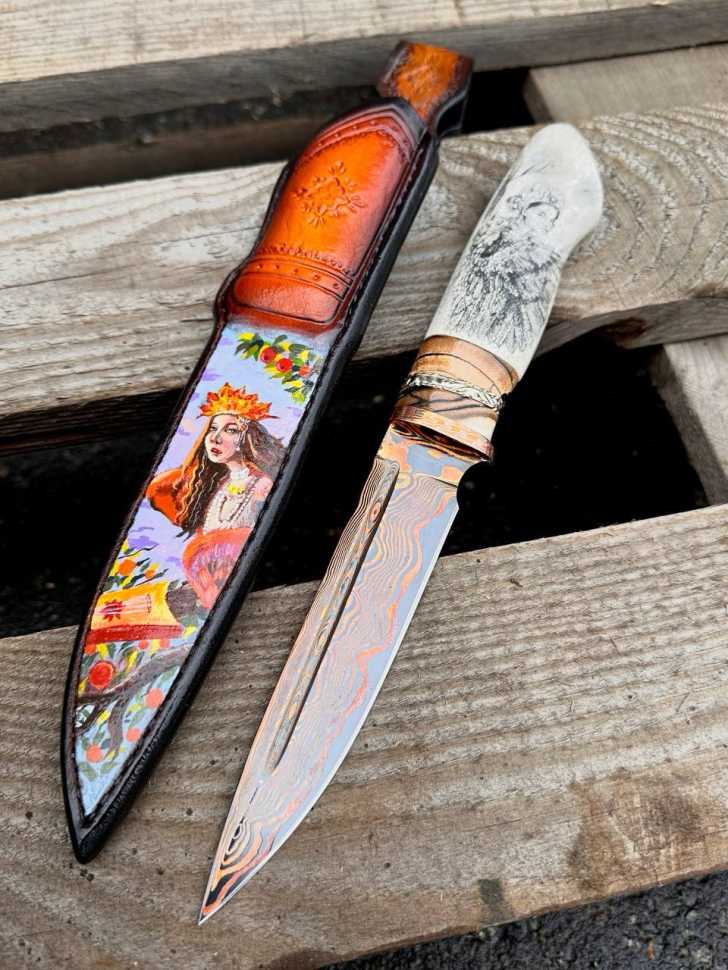 Авторский нож "Ангара" сталь ламинированный дамаск с воронением, рукоять рог лося со скримшоу