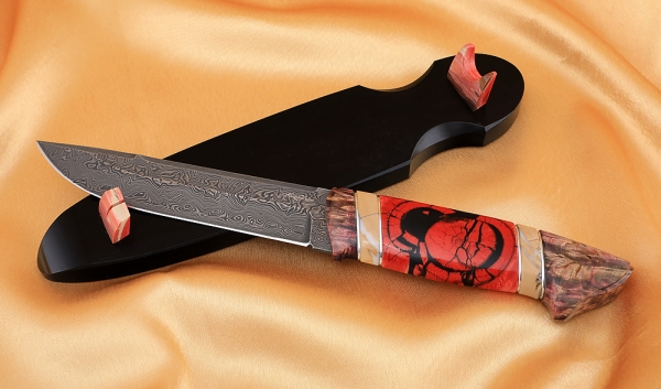 Нож Вепрь дамаск нержавеющий кость мамонта карельская береза на подставке
