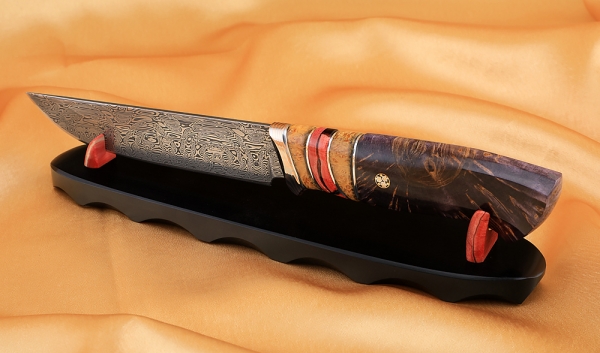 Нож Овод 2 дамаск нержавеющий кость мамонта карельская береза пин мокуме-гане на подставке