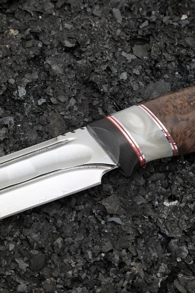 Нож Овод 2 дамаск нержавеющий камень-долы карбон карельская береза акрил белый