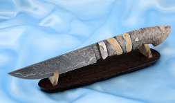 Нож Засапожный дамаск ламинированный карельская береза кость мамонта мокуме-гане на подставке