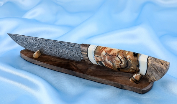 Нож Овод 2 дамаск нержавеющий кость мамонта рог лося карельская береза на подставке