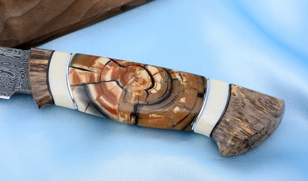 Нож Овод 2 дамаск нержавеющий кость мамонта рог лося карельская береза на подставке
