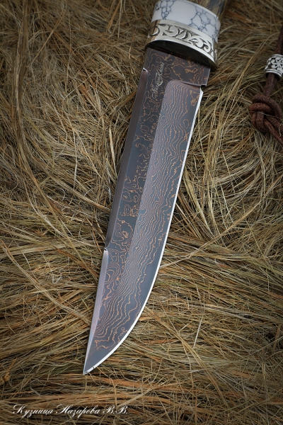 Нож Вепрь дамаск ламинированный с воронением карельская береза коричневая акрил