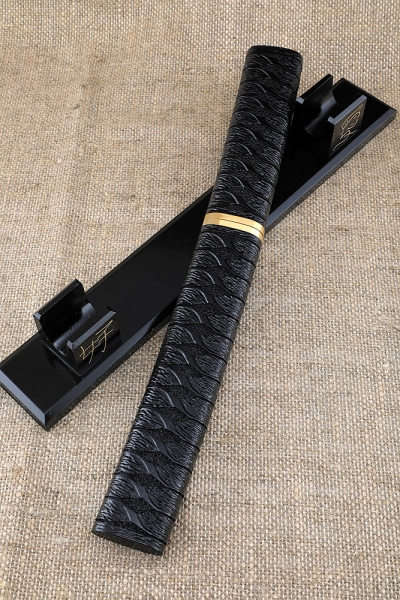 Нож Самурай дамаск черный граб резной деревянные ножны на подставке