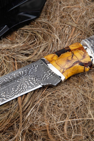 Нож Боец дамаск торцевой кость мамонта бивень моржа с гравировкой на подставке