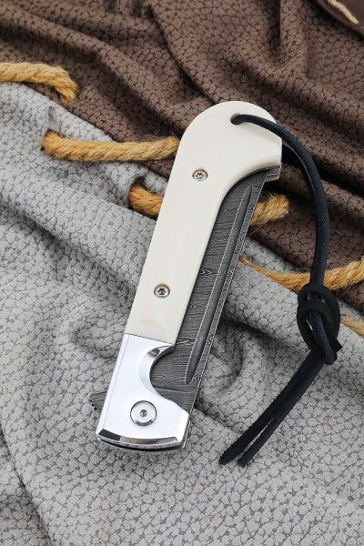 Folding knife on a bearing Pchak steel damascus, lining acrylic white (NEW)