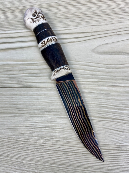 Нож Барс дамаск ламинированный с медью, рукоять карельская береза коричневая - рог лося (пирография)