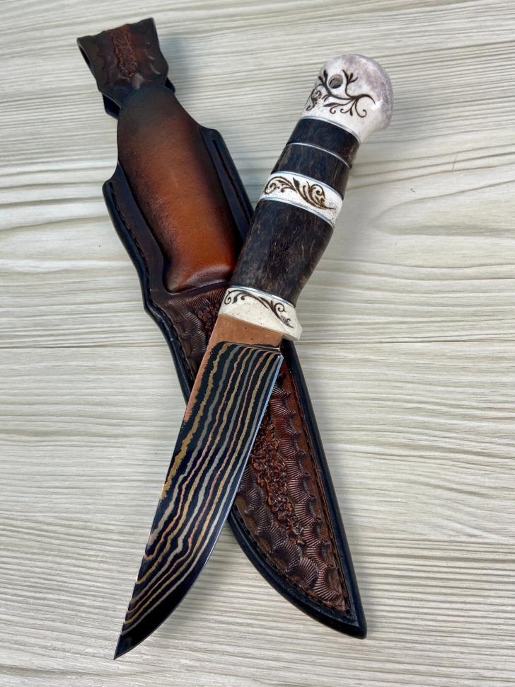 Нож Барс дамаск ламинированный с медью, рукоять карельская береза коричневая - рог лося (пирография)