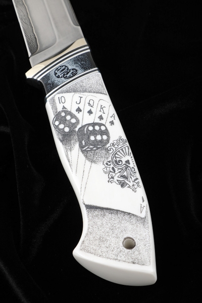 Boar knife lamination S 390 in twisted damask, silver acrylic white, scrimshaw Joker