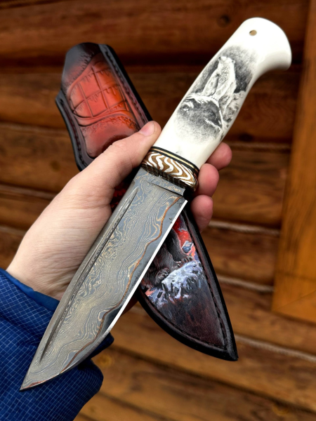 Авторский нож "Белый медведь" сталь ламинированный дамаск, рукоять акрил белый со скримшоу