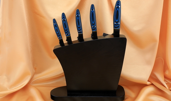 Подставка из венге с магнитными полосами, набором из 4 ножей и тяпки 95х18, микарта синяя