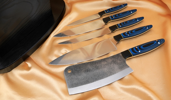 Подставка из венге с магнитными полосами, набором из 4 ножей и тяпки 95х18, микарта синяя